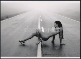 cca 1984 "Az autóstopp egy sajátos módszere", szolidan erotikus felvétel, 1 db modern nagyítás, jelzés nélkül, 15x21 cm
