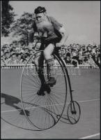 "Tour de France verseny egy késői befutója?", 1 db modern nagyítás, jelzés nélkül, 21x15 cm