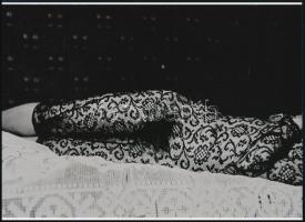 1949 Man Ray (1890-1976) amerikai fotóművész, a dadaizmus és a szürrealizmus egyik meghatározó művészének felvétele (Aktmodell csipkében), 1 db modern nagyítás, jelzés nélkül, 15x21 cm