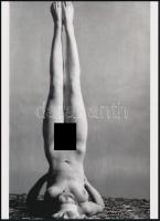 cca 1970 "Szarvángászana - azaz gyertyaállás", szolidan erotikus felvétel, 1 db modern nagyítás, jelzés nélkül, 21x15 cm