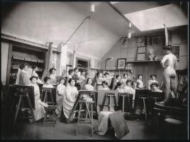 cca 1890 "Képzőművészeti műteremben", 1 db modern nagyítás, jelzés nélkül, 15x21 cm