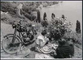 cca 1954 Vadas Ernő (1899-1962) budapesti fotóművész és fotóriporter felvétele (Piknik a Tihanyi félszigeten), 1 db modern nagyítás, jelzés nélkül, 15x21 cm