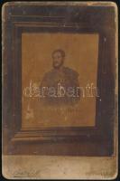 cca 1890 Kossuth Lajost ábrázoló grafikáról készült fotó, kabinetfotó Békei Hermin budapesti műterméből, viseltes állapotban, foltos, 16,5x10,5 cm