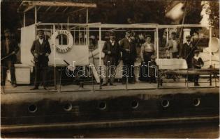 Nagybecskerek, Zrenjanin, Veliki Beckerek; DGT "TEMESVÁR" farkerekes gőzhajó fedélzete személyzettel / DDSG TEMESVÁR Hungarian sternwheeler steamship with crew members on board. TEMESVÁR was requisitioned for service on the Danube by the k.u.k. Zentraltransportleitung (ZTL). Oldal photo