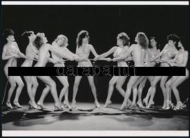 cca 1979 "Húzd meg, ereszd meg!", szolidan erotikus felvétel, 1 db modern nagyítás, jelzés nélkül, 15x21 cm