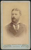cca 1880 Férfiportré, keményhátú fotó Ravasz Imre aradi műterméből, 10,5×6,5 cm