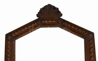 Fali tükör kagylós mintákkal. Lakkozott fa. Alján minimális sérüléssel. 111x58 cm