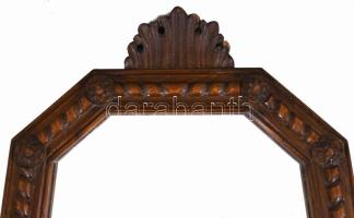 Fali tükör kagylós mintákkal. Lakkozott fa. Alján minimális sérüléssel. 111x58 cm