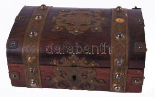 Antik ládika, fa, réz veretekkel, egy hiányzó dísszel, kulcs nélkül 18x12 cm