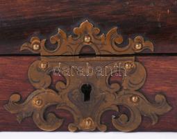 Antik ládika, fa, réz veretekkel, egy hiányzó dísszel, kulcs nélkül 18x12 cm
