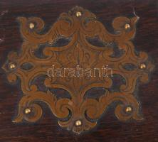 Antik ládika, fa, réz veretekkel, egy hiányzó dísszel, kulcs nélkül 18x12 cm