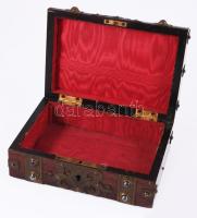 Antik ládika, fa, réz veretekkel, egy hiányzó dísszel, kulcs nélkül 18x12 cm