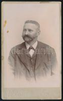 cca 1880 Férfiportré, keményhátú fotó Wilhelm Mann nagyszebeni műterméből, kissé foltos, 10,5×6,5 cm