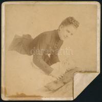 cca 1870 Nő kisbabával, keményhátú fotó Streliskij budapesti műterméből, foltos, 11×11 cm