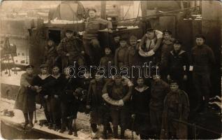 1919 SM Pb COMPO Wels-típusú őrnaszád legénysége télen a behavazott fedélzeten, egyiküknél tangóharmonika / WWI K.u.K. Kriegsmarine Patrouillenboot COMPO Danube Fleet patrol boat with crew on the snow-covered deck, mariner with accordion. photo (kopott sarkak / worn corners)