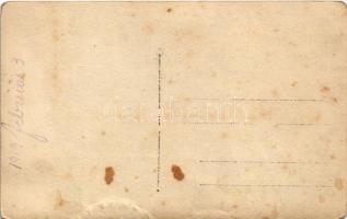 1919 SM Pb COMPO Wels-típusú őrnaszád legénysége télen a behavazott fedélzeten, egyiküknél tangóharm...