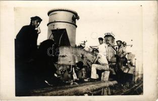 1916 SMS Bodrog a Császári és Királyi Haditengerészet monitor típusú hadihajója, matrózok a fedélzeten javítás közben; Dunaflottilla / K.u.K. Kriegsmarine Donauflottille / WWI SMS "BODROG" Austro-Hungarian Navy river guard monitor under repair work, mariners on board; Danube Flotilla. photo (EM)