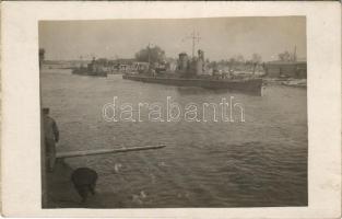 Császári és Királyi Haditengerészet őrnaszádjai Brailánál. Dunaflottilla / K.u.K. Kriegsmarine Donauflottille / WWI Austro-Hungarian Navy river guard patrol boats near Braila, Romania; Danube Flotilla. photo (fl)