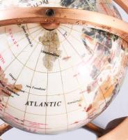 Földgömb pietra dura technikával, formára vágott ásványok berakásával létrehozott földgömb, vas szer...