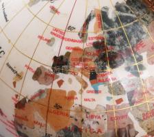 Földgömb pietra dura technikával, formára vágott ásványok berakásával létrehozott földgömb, vas szer...