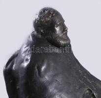 Győrfi Sándor (1951-): Kossuth Lajos. Patinázott réz/bronz, jelzett az oldalán, m: 33,5 cm /// Sándo...
