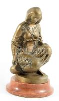 Józsa Lajos (1944- ) - Vízmerítő. Bronz, márvány talapzaton, m: 21,5 cm