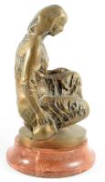 Józsa Lajos (1944- ) - Vízmerítő. Bronz, márvány talapzaton, m: 21,5 cm