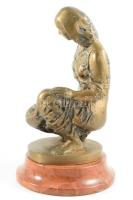 Józsa Lajos (1944- ) - Vízmerítő. Bronz, márvány talapzaton, m: 21,5 cm