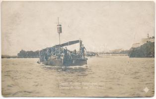 Dunai "g" őrnaszád Pétervárad előtt (Újvidék). Dunaflottilla / K.u.K. Kriegsmarine Donauflottille SM Pb "g" Donau-Monitor / WWI Austro-Hungarian Navy Danube Fleet river guard boat with mariners. Magyar Rotophot Társaság, Révész és Bíró (b)