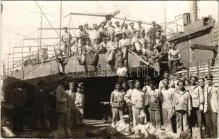 Császári és Királyi Haditengerészet Dunaflottilla SMS "SAVA" monitor fedélzete matrózokkal / K.u.K. Kriegsmarine Donauflottille / WWI Austro-Hungarian Navy Danube Flotilla river guard monitor's deck with mariners. photo (EK)