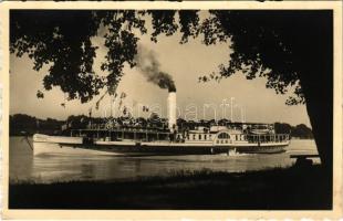 "HEBE" DDSG oldalkerekes gőzhajója. Az első világháborúban a hadvezetőség parancsnoki hajója (Dunaflottilla) / Hungarian sidewheeler steamship. Hebe was requisitioned during the First World War, and was used as command ship and headquarters of the k.u.k. Kriegsmarine Danube Fleet until the end of the war, when she helped repatriate Czech and Austrian sailors returning from Rumania and the Black Sea
