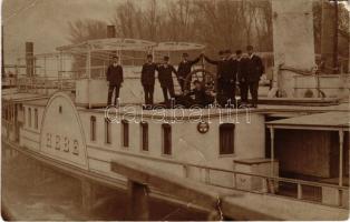 1910 Korneuburg, "HEBE" a DDSG oldalkerekes gőzhajója. Az első világháborúban a hadvezetőség parancsnoki hajója (Dunaflottilla) / Hungarian sidewheeler steamship. Hebe was requisitioned during the First World War, and was used as command ship and headquarters of the k.u.k. Kriegsmarine Danube Fleet until the end of the war, when she helped repatriate Czech and Austrian sailors returning from Rumania and the Black Sea. photo (r)