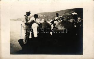 SMS Balaton a Császári és Királyi Haditengerészet Tátra-osztályú rombolója, matrózok aknákkal / K.u.K. Kriegsmarine Zerstörer / WWI Austro-Hungarian Navy, Tatra-class destroyer. A group of mariners prepare to launch mines from the stern of SMS Balaton. photo (EM)