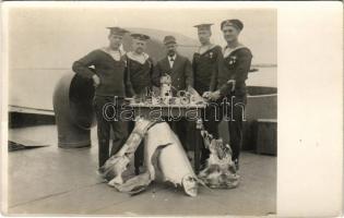 A háborúban felfegyverzett SAMSON aknaszedő gőzös matrózai egy torpedó maradványaival / K.u.K. Kriegsmarine / WWI Austro-Hungarian Navy SMS SAMSON armed minesweeper steamer, mariners with the remains of a torpedo. photo