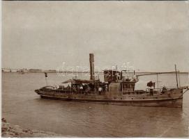 1917 A háborúban felfegyverzett TISZA KÁLMÁN aknaszedő gőzös Csernavodánál / K.u.K. Kriegsmarine / WWI Austro-Hungarian Navy SMD TISZA KÁLMÁN armed minesweeper steamer by Cerna Voda, Romania, soldiers on deck. photo (vágott / cut)