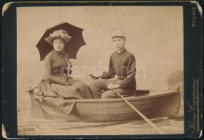 1887 Csónakban, műtermi életkép, keményhátú fotó Ilario Carposio fiumei műterméből, sarkai sérültek, 11×16 cm