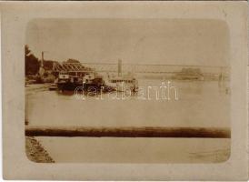 1916 KULPA kórházhajó és két DGT uszályból kialakított kórházhajó a Dunán kikötve / WWI Austro-Hungarian Navy, KULPA hospital ship and two other hospital ships (former DDSG transport barges). During the First World War KULPA steamship was requisitioned and outfitted as a hospital ship in the K.u.K. Kriegsmarine Danube Fleet (Donauflottille) in July 1914. SM Spitalschiff KULPA's first two captains were civilian employees of the DDSG, while the physicians appear to have been navy officers. Kulpa was returned to the DDSG on April 18, 1917, and eventually scrapped in 1924. photo (vágott / cut)