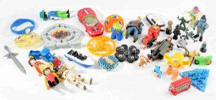 Kis doboznyi vegyes játék tétel, figurákkal.