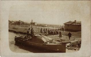1917 Nikopol (Bulgária), Császári és Királyi Haditengerészet motorcsónakja katonákkal. Dunaflottilla / WWI Austro-Hungarian Navy K.u.K. Kriegsmarine Danube Fleet (Donauflottille) motor boat in Nikopol (Bulgaria) with K.u.K. soldiers. photo (fl)