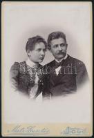 cca 1890 Házaspár portréja, keményhátú fotó Matz Gusztáv iglói műterméből, 16,5×10,5 cm