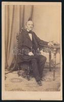 cca 1870 Idős úr műtermi portréja, keményhátú fotó Mayer György pesti műterméből, 10,5×6,5 cm