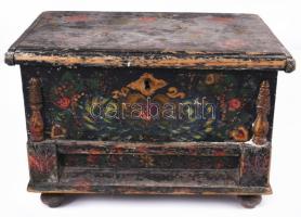 Antik festett láda. Tiszántúl, 19. sz. második fele, kopott, zsanérja sérült, 36x23 cm