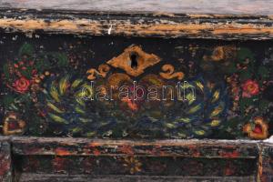 Antik festett láda. Tiszántúl, 19. sz. második fele, kopott, zsanérja sérült, 36x23 cm