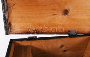 Antik festett láda. Tiszántúl, 19. sz. második fele, kopott, zsanérja sérült, 36x23 cm