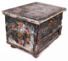 Antik festett láda. Tiszántúl, 19. sz. második fele, kopott, zsanérja sérült, 36x23 cm