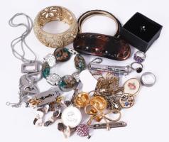 Kis doboznyi vegyes bizsu tétel.