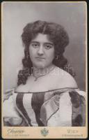 cca 1890 Czullik Inez, Czullik Ágost, a Liechtenstein hercegi kertek igazgatója lányának portréja, kabinetfotó Angere bécsi műterméből, 16,5×10,5 cm