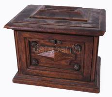 1925 Faragott díszládika, kulcs nélkül, tetejében személyes megjegyzésekkel, melyben utalnak Budapest ostromára is, 16x22x16 cm