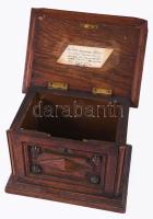 1925 Faragott díszládika, kulcs nélkül, tetejében személyes megjegyzésekkel, melyben utalnak Budapes...