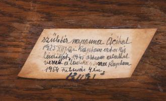 1925 Faragott díszládika, kulcs nélkül, tetejében személyes megjegyzésekkel, melyben utalnak Budapes...